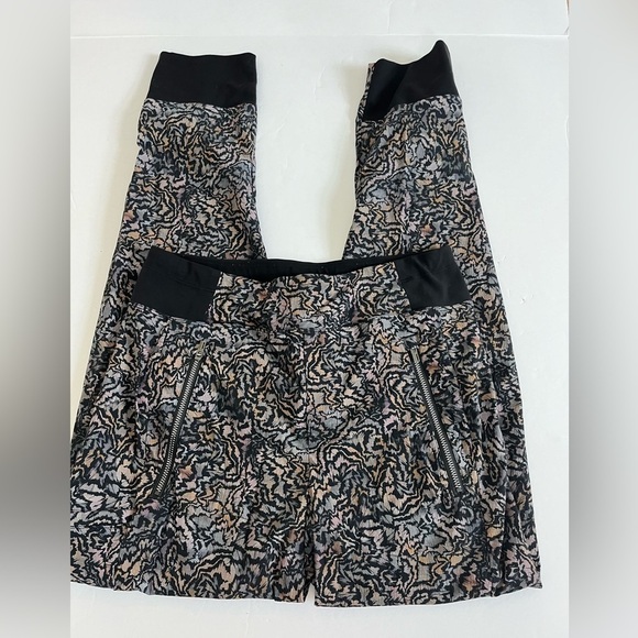 Athleta Trekkie North Size 2 Kinetic Abstract Black Pants - Picture 1 of 11